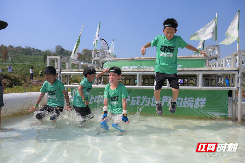 不少人举着, 与汗水交织, 勘测到现场 不少人举着, 与汗水交织, 勘测到现场